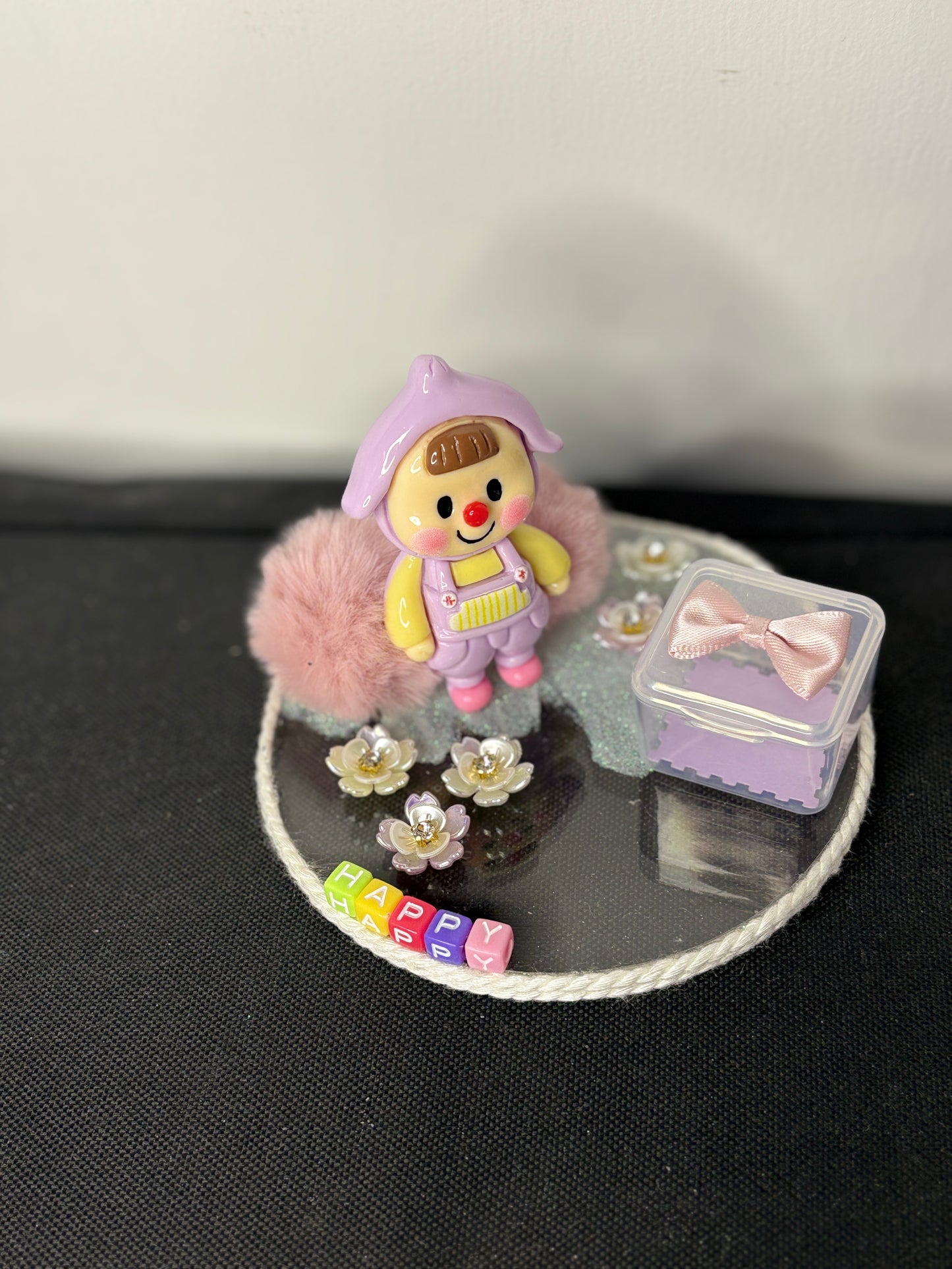 A decorative miniature platter featuring a baby-themed character, floral charms, fuzzy elements, and a small storage box with a bow; ideal for organizing rings, earrings, candies, or trinkets—perfect as a gift or tabletop accessory.