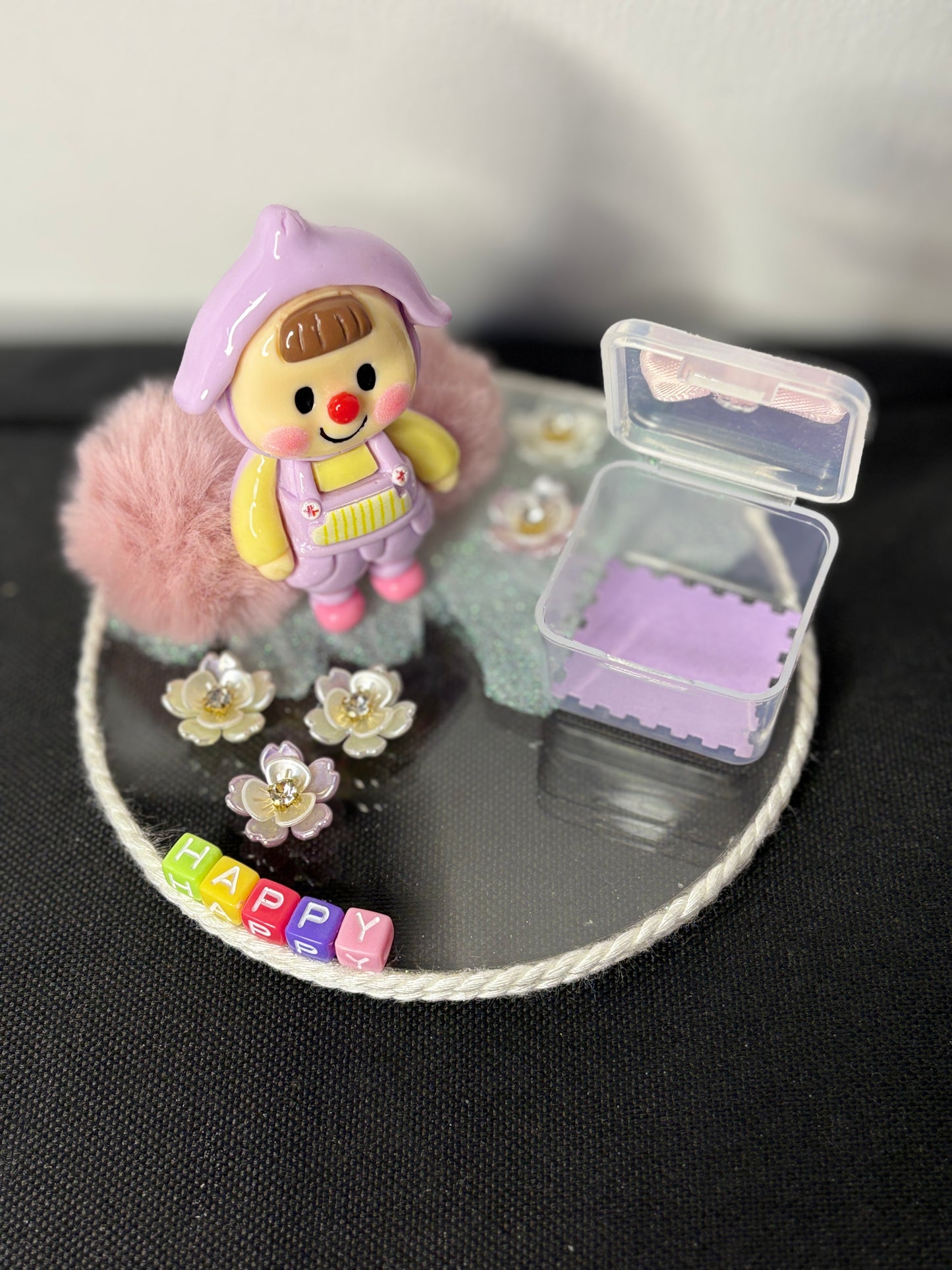A decorative miniature platter featuring a baby-themed character, floral charms, fuzzy elements, and a small storage box with a bow; ideal for organizing rings, earrings, candies, or trinkets—perfect as a gift or tabletop accessory.