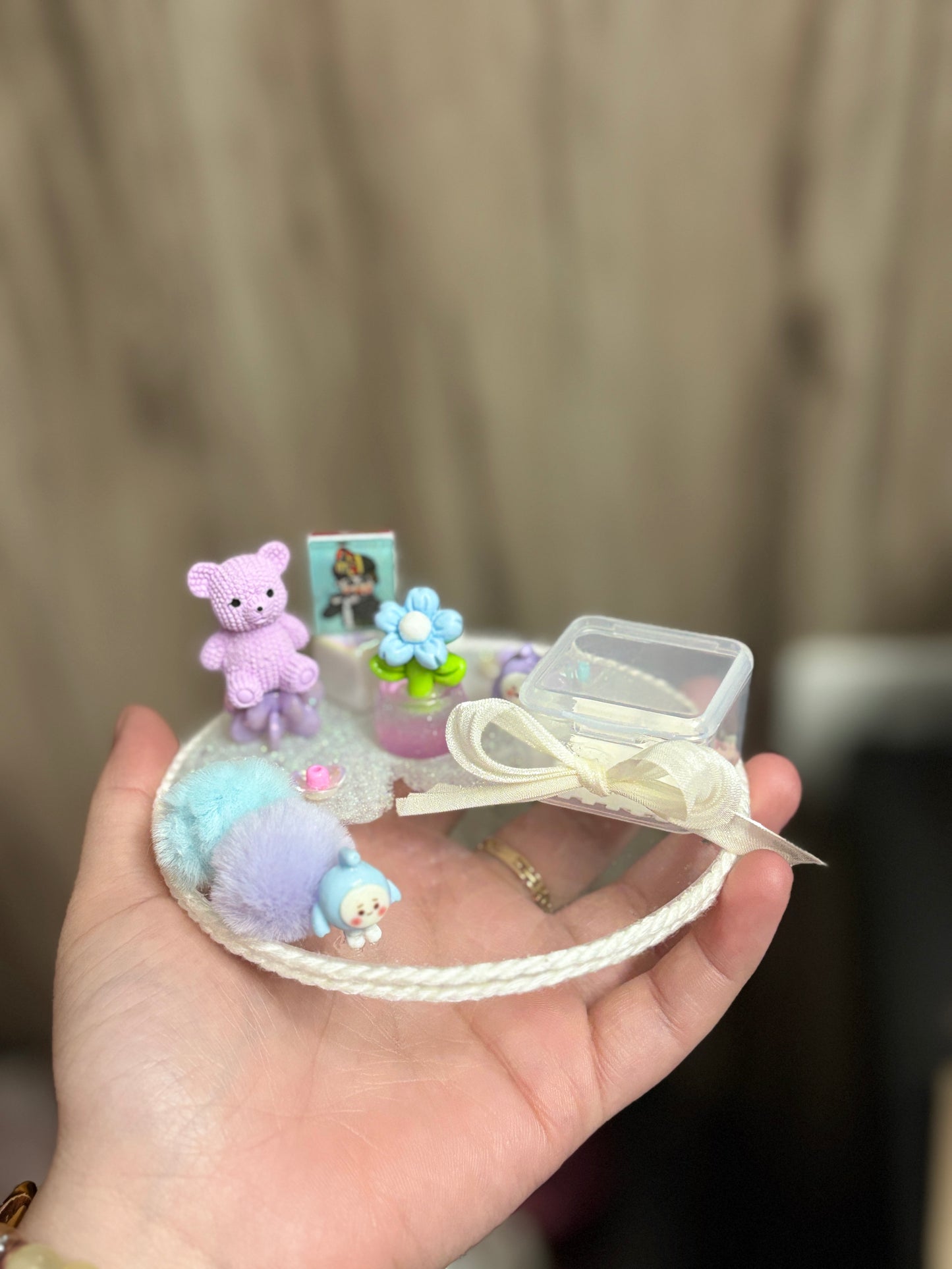 A miniature decorative platter featuring a cute teddy bear figure, flowers, and charm accessories, designed for organizing small items like rings, earrings, candies, or trinkets; perfect for gifting or tabletop decor.