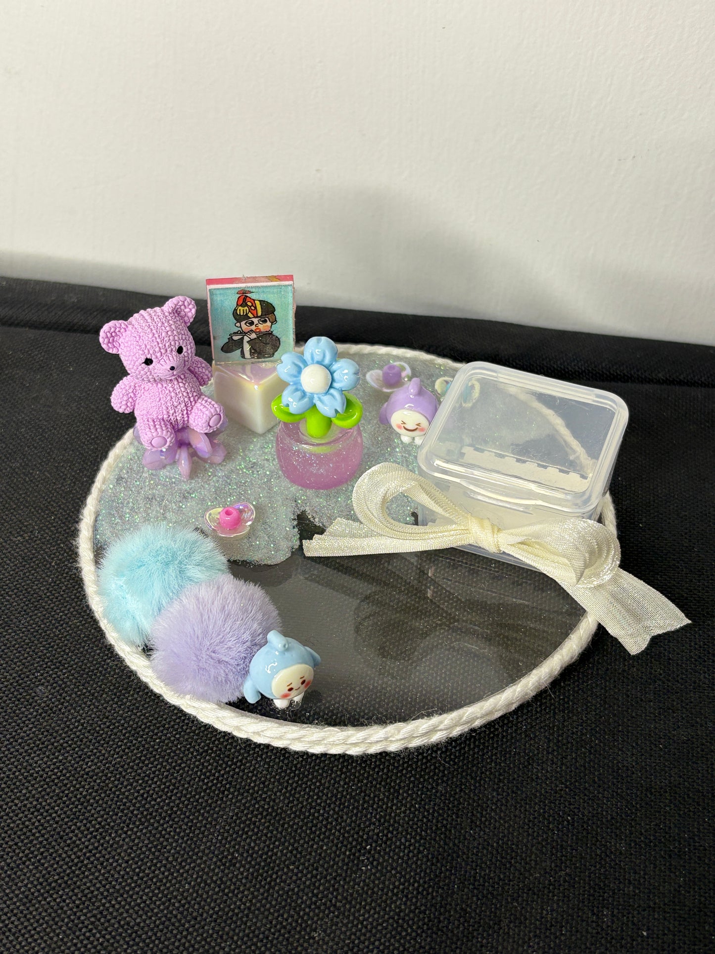 A miniature decorative platter featuring a cute teddy bear figure, flowers, and charm accessories, designed for organizing small items like rings, earrings, candies, or trinkets; perfect for gifting or tabletop decor.