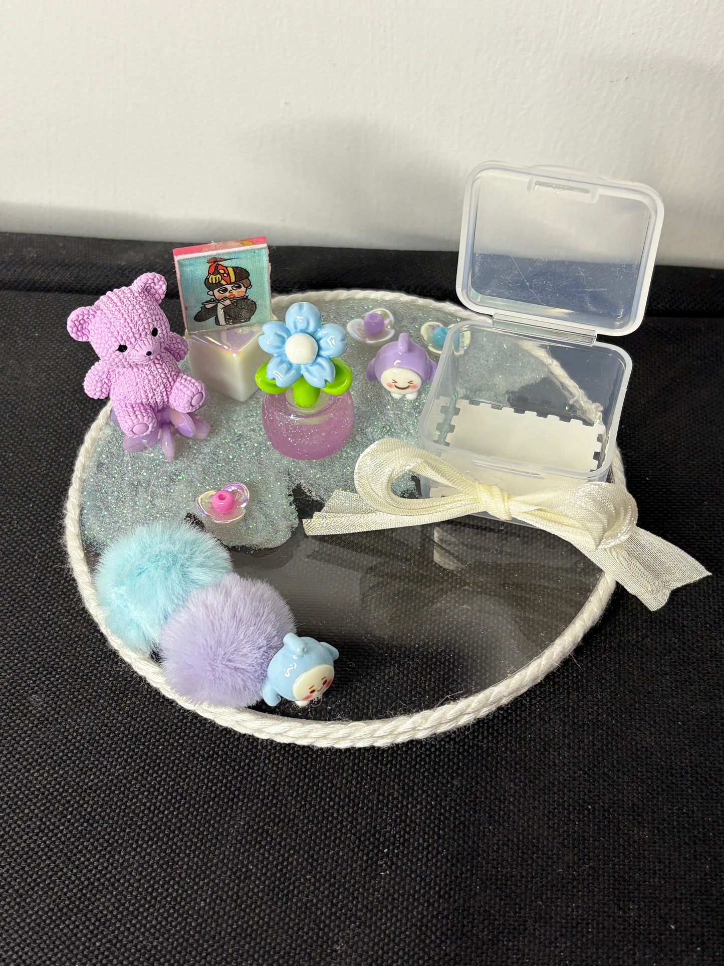A miniature decorative platter featuring a cute teddy bear figure, flowers, and charm accessories, designed for organizing small items like rings, earrings, candies, or trinkets; perfect for gifting or tabletop decor.