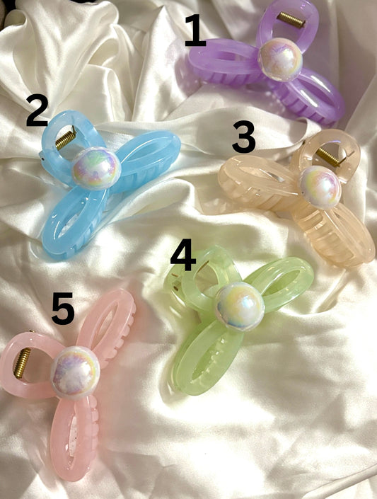 Set of 5 pastel butterfly claw clips with glossy 3D pearl centers – most viral hair accessory for girls and women, ideal for cute, trendy summer hairstyles.
