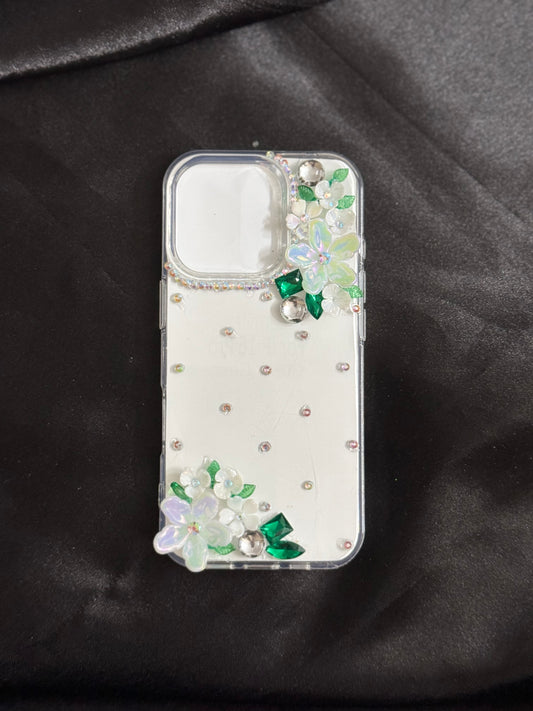 Kawaii hand crafted floral case . So elegant and can be customized in 3 colours stones